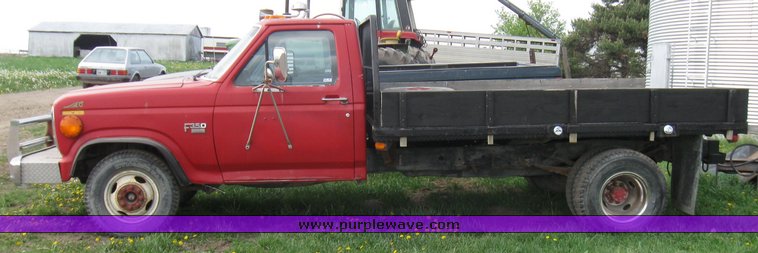 image for item 7117 1984 Ford F350 flatbed truck