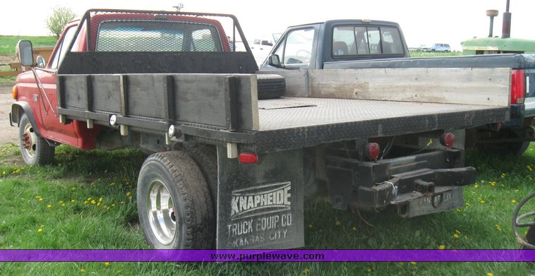 image for item 7117 1984 Ford F350 flatbed truck