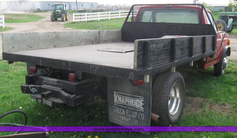 image for item 7117 1984 Ford F350 flatbed truck