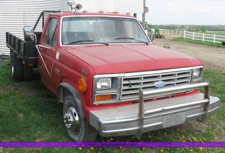 image for item 7117 1984 Ford F350 flatbed truck