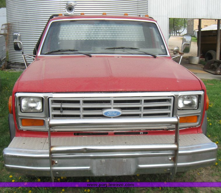 image for item 7117 1984 Ford F350 flatbed truck