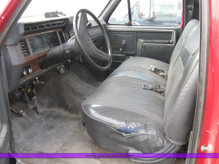 image for item 7117 1984 Ford F350 flatbed truck