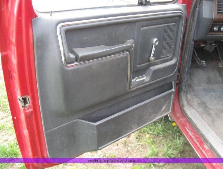 image for item 7117 1984 Ford F350 flatbed truck