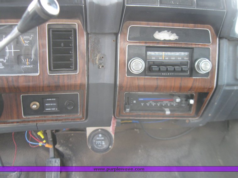 image for item 7117 1984 Ford F350 flatbed truck