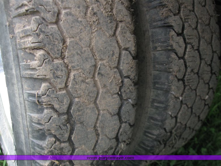 image for item 7117 1984 Ford F350 flatbed truck