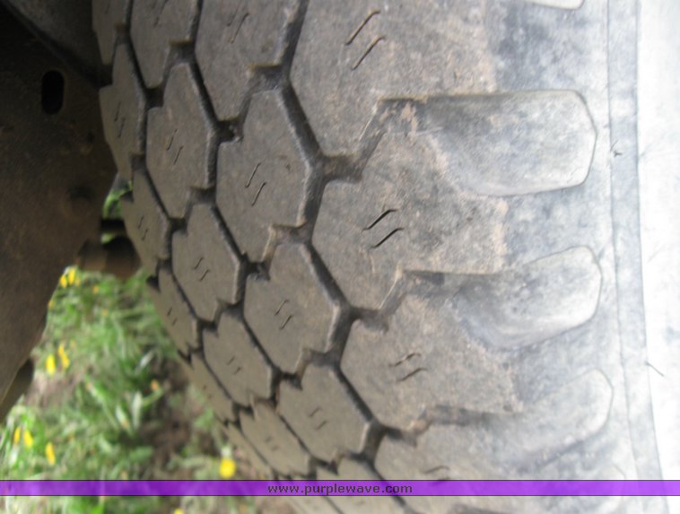 image for item 7117 1984 Ford F350 flatbed truck