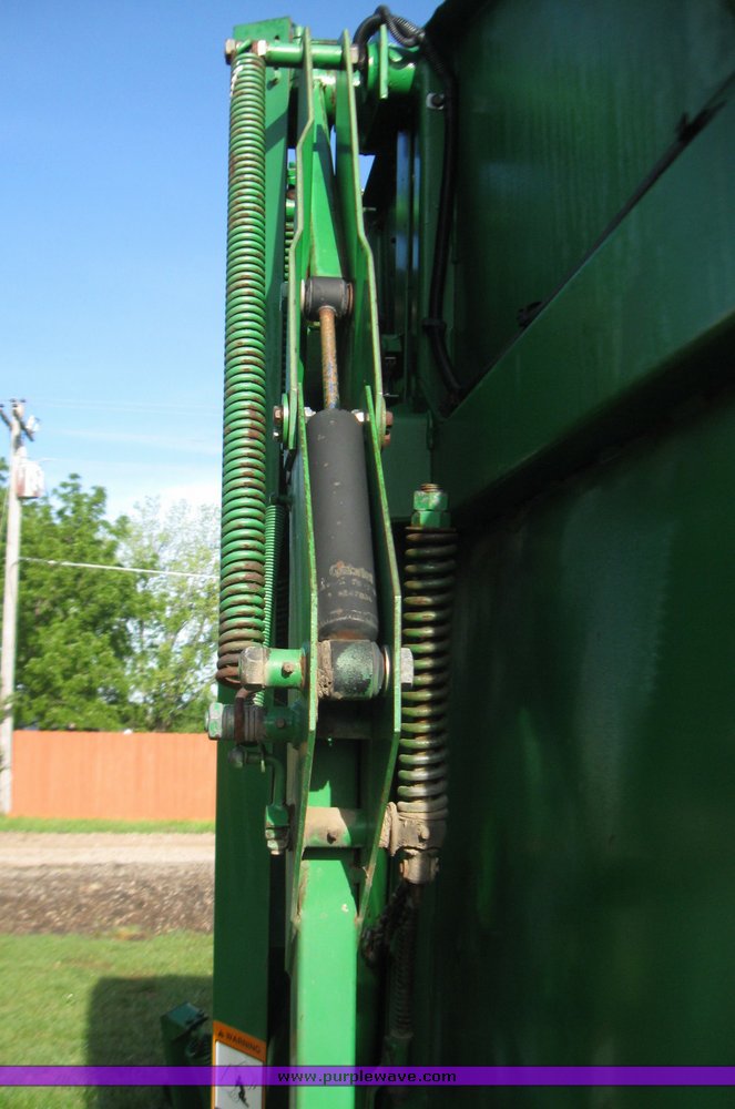 image for item 7368 1997 John Deere 566 round baler