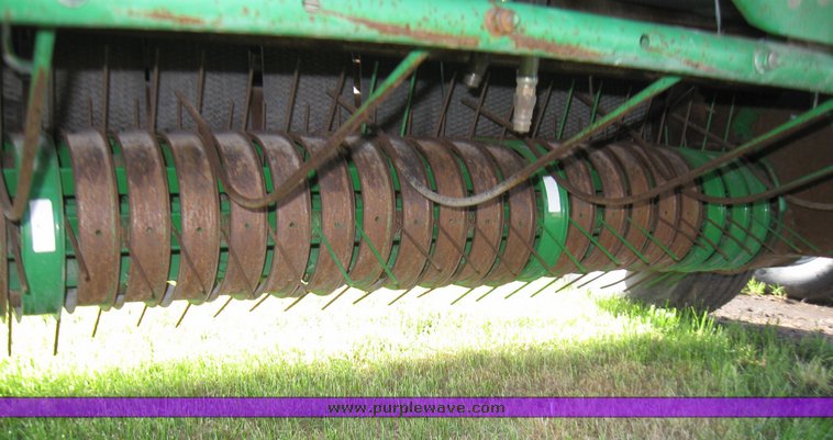 image for item 7368 1997 John Deere 566 round baler