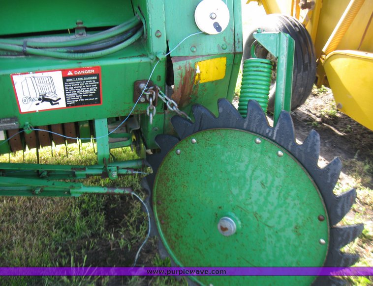 image for item 7368 1997 John Deere 566 round baler