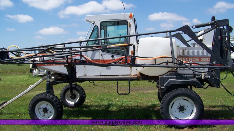 image for item 8496 1993 Melroe 220 spray coupe