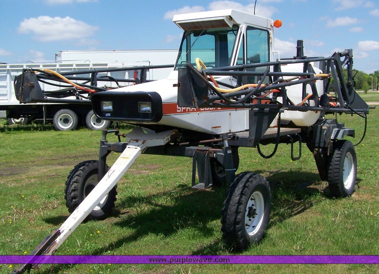 image for item 8496 1993 Melroe 220 spray coupe