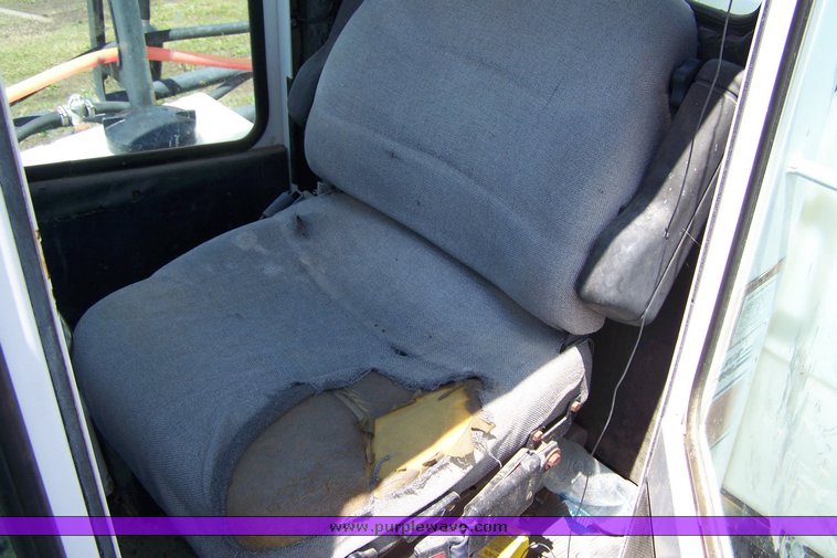 image for item 8496 1993 Melroe 220 spray coupe