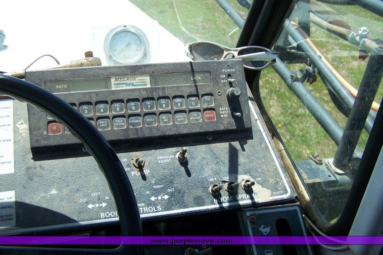 image for item 8496 1993 Melroe 220 spray coupe