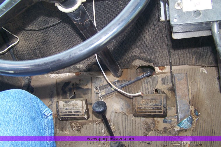 image for item 8496 1993 Melroe 220 spray coupe