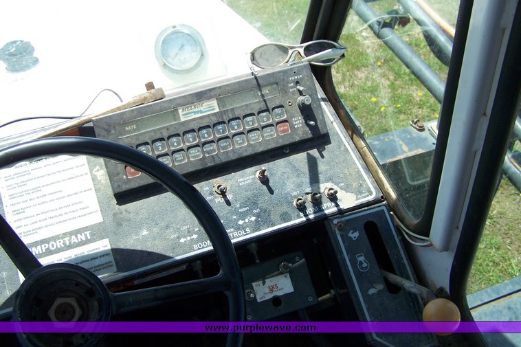 image for item 8496 1993 Melroe 220 spray coupe