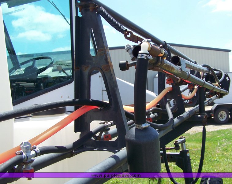 image for item 8496 1993 Melroe 220 spray coupe