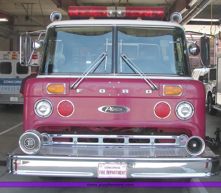 image for item 1001 1983 Ford C8000 Pierce Engine pumper fire truck