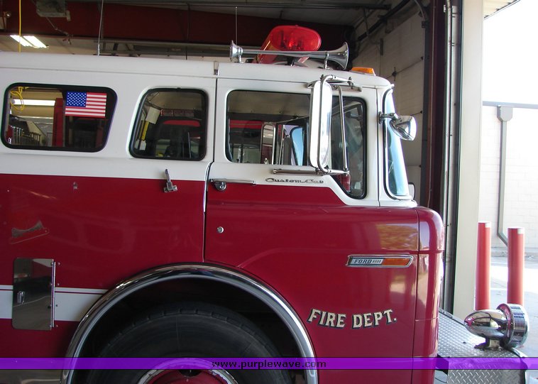 image for item 1001 1983 Ford C8000 Pierce Engine pumper fire truck