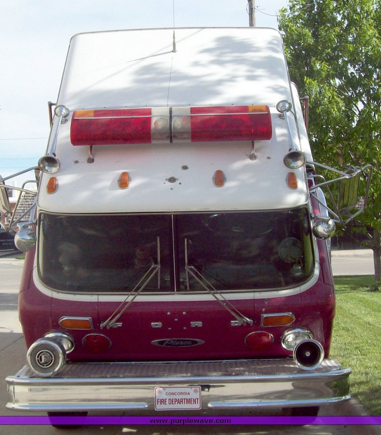 image for item 1001 1983 Ford C8000 Pierce Engine pumper fire truck