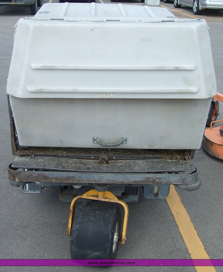 image for item 2131 2006 Walker MTLGHS riding mower