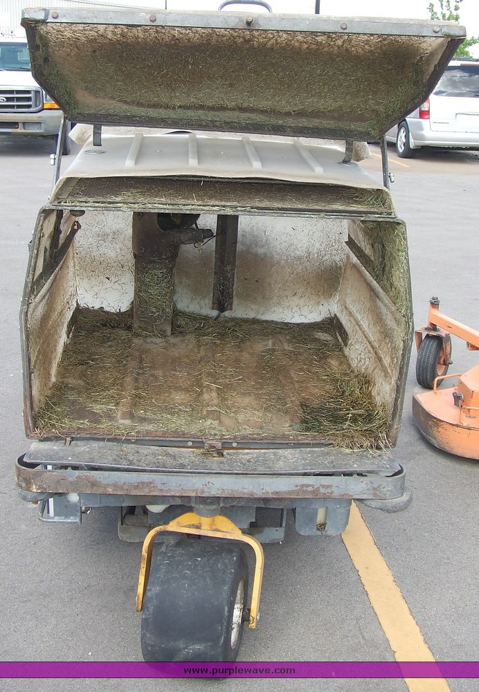 image for item 2131 2006 Walker MTLGHS riding mower