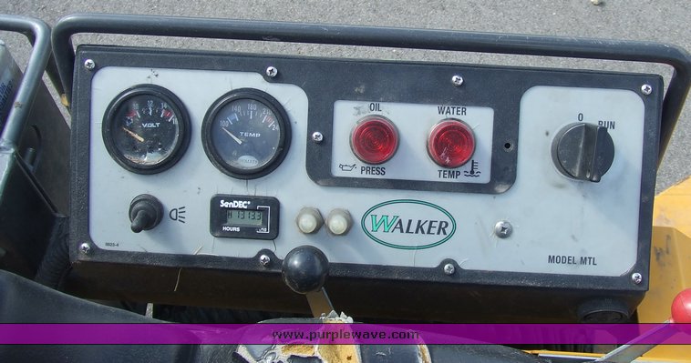 image for item 2131 2006 Walker MTLGHS riding mower