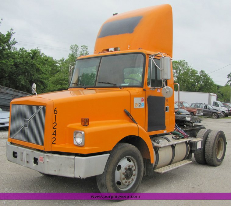 image for item 3294 1998 Volvo Conventional WG semi truck