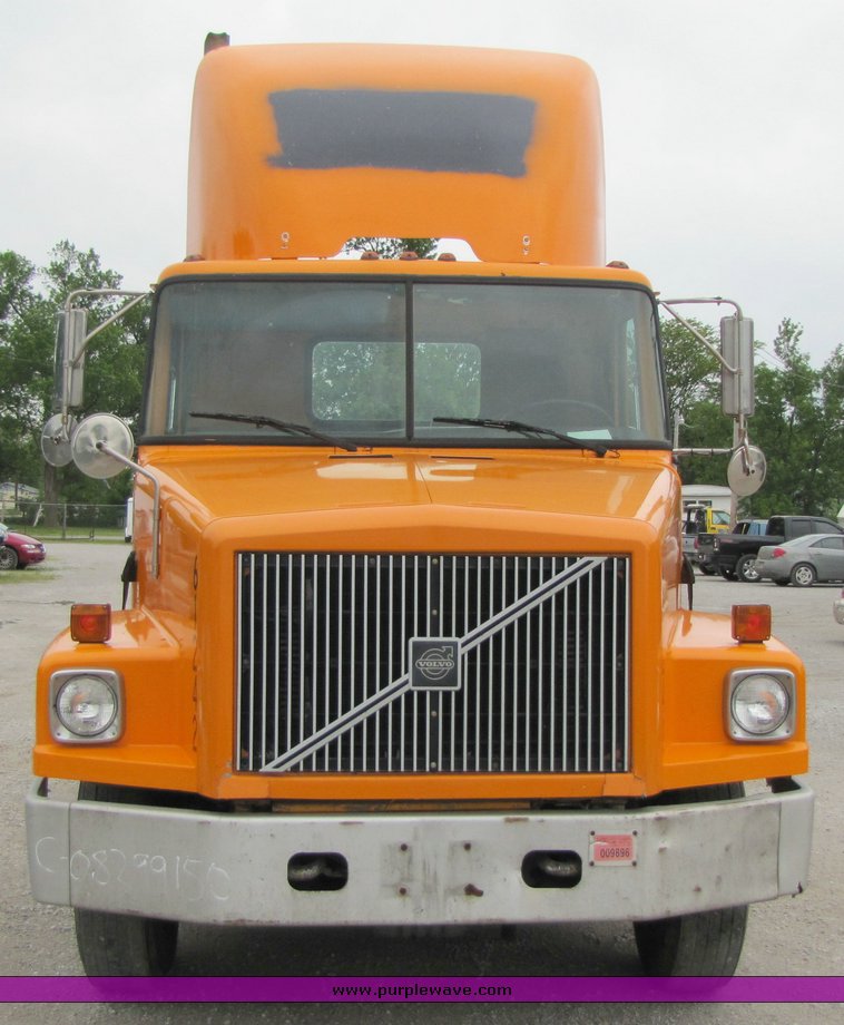 image for item 3294 1998 Volvo Conventional WG semi truck