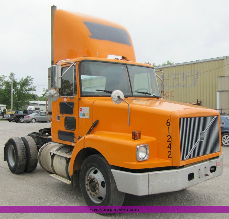 image for item 3294 1998 Volvo Conventional WG semi truck