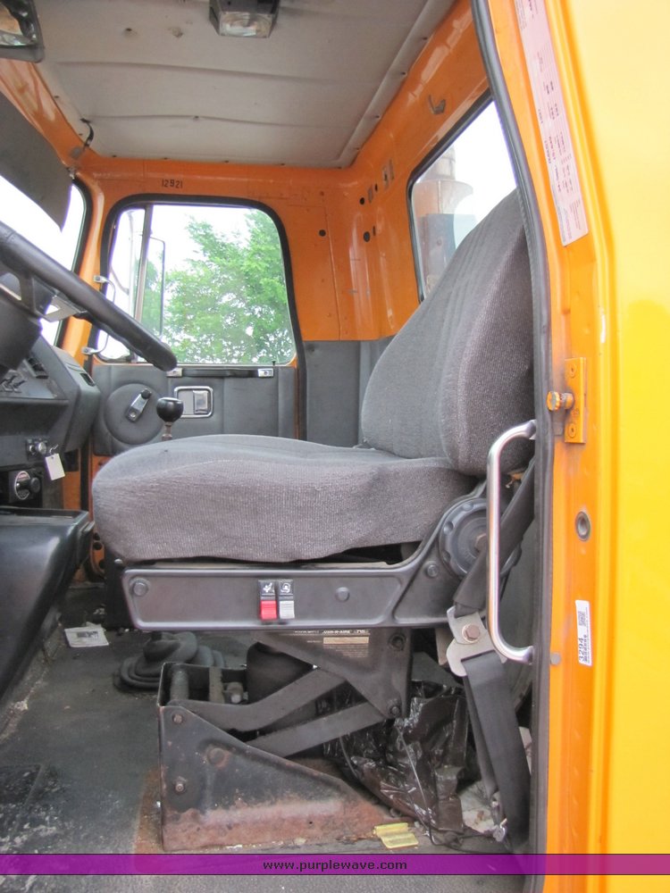 image for item 3294 1998 Volvo Conventional WG semi truck