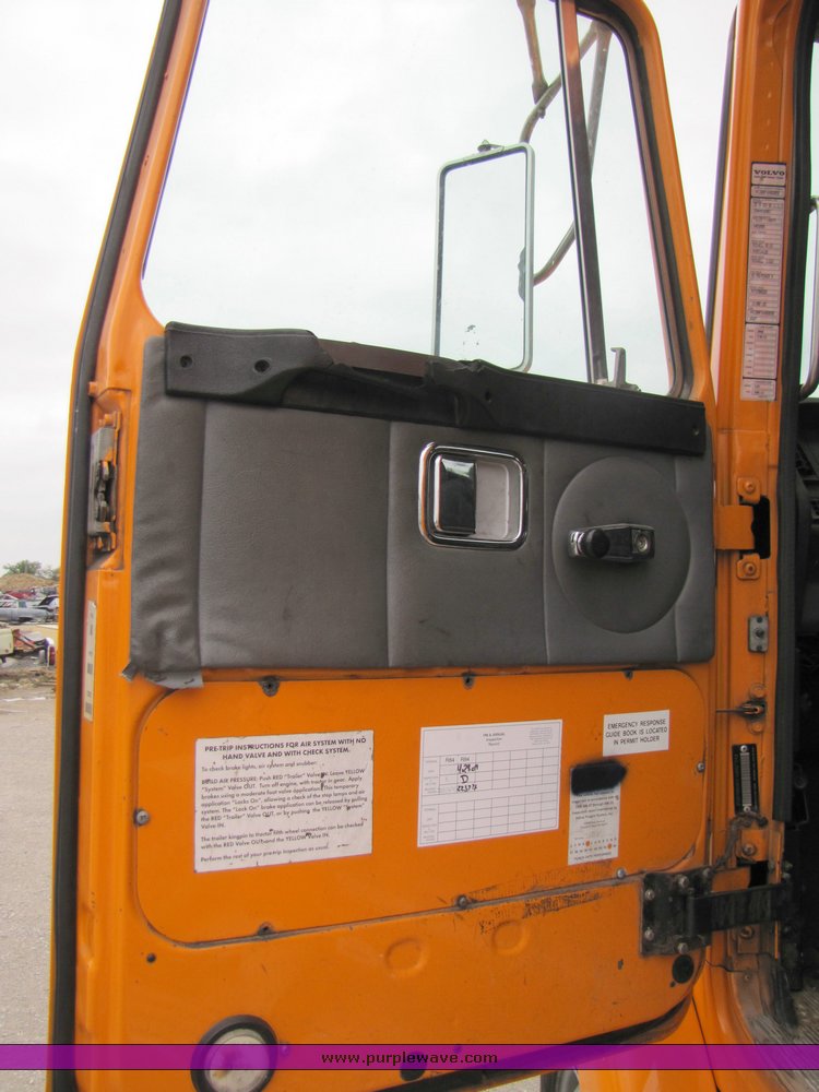 image for item 3294 1998 Volvo Conventional WG semi truck