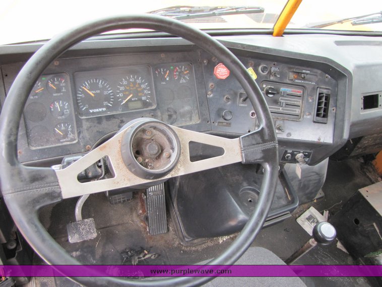 image for item 3294 1998 Volvo Conventional WG semi truck