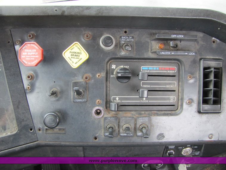 image for item 3294 1998 Volvo Conventional WG semi truck