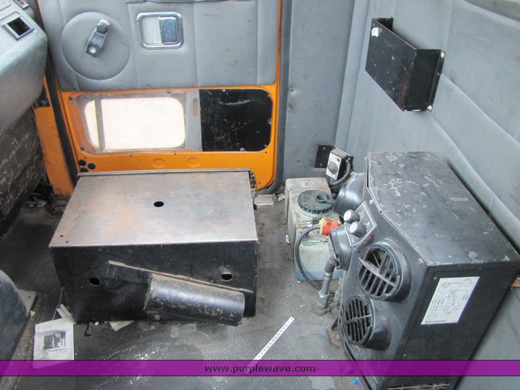 image for item 3294 1998 Volvo Conventional WG semi truck