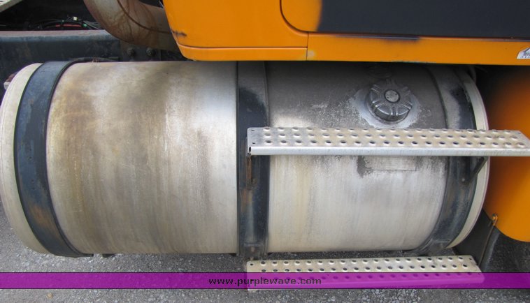 image for item 3294 1998 Volvo Conventional WG semi truck