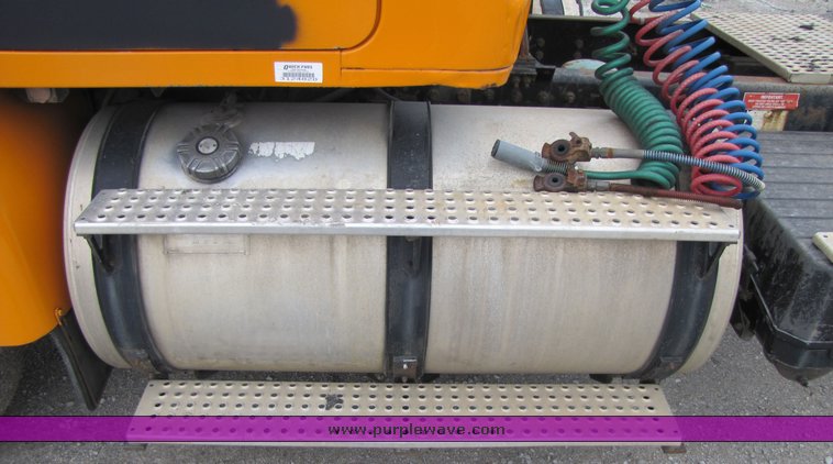 image for item 3294 1998 Volvo Conventional WG semi truck