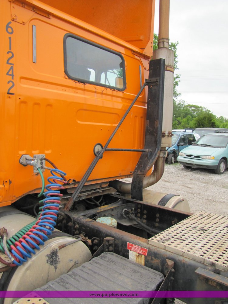 image for item 3294 1998 Volvo Conventional WG semi truck