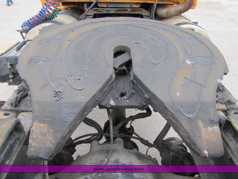 image for item 3294 1998 Volvo Conventional WG semi truck