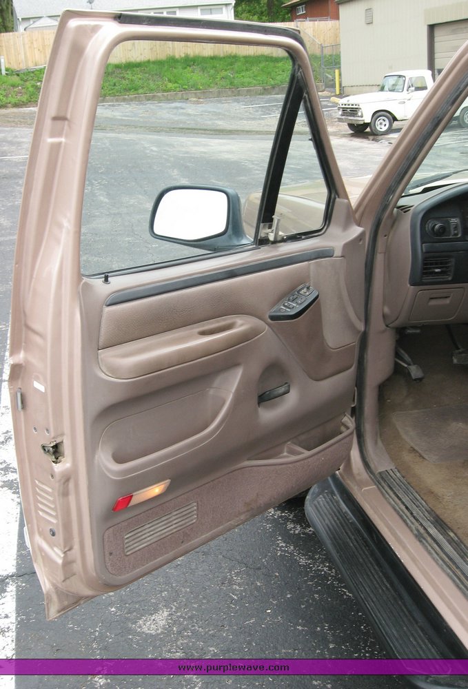 image for item 5259 1996 Ford Bronco XLT