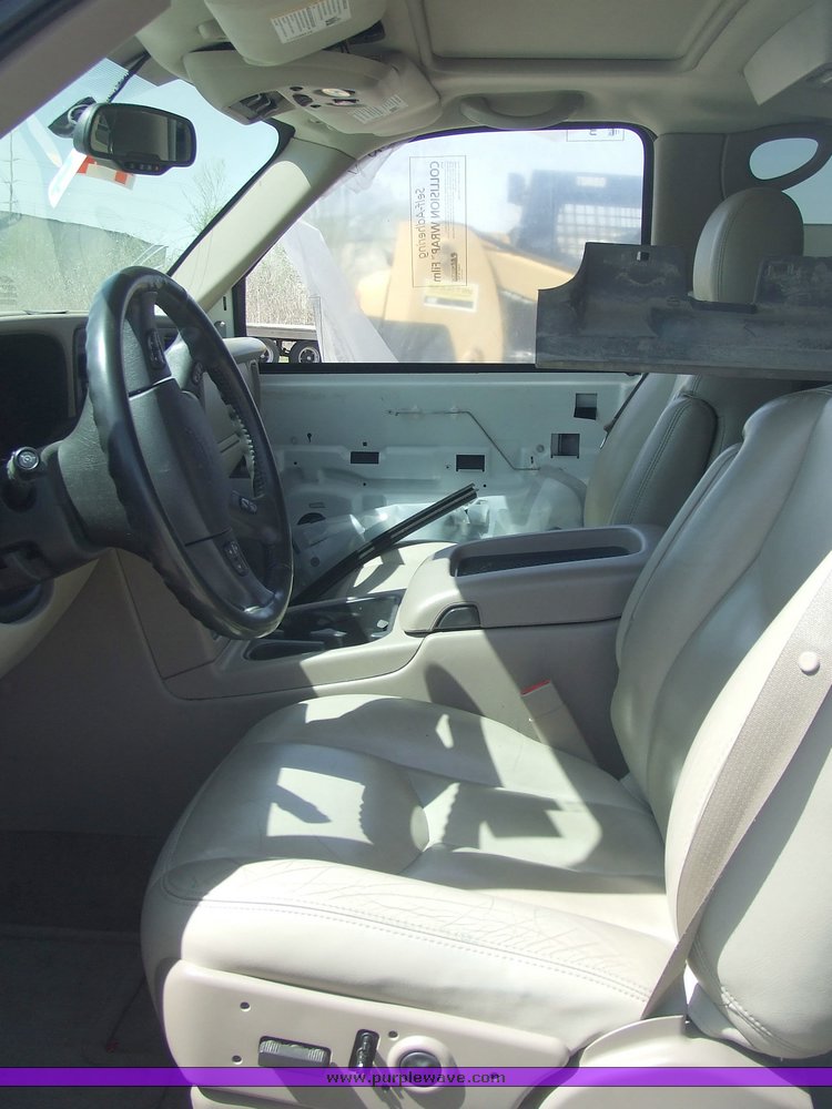 image for item 6716 2005 Chevrolet K1500 Suburban