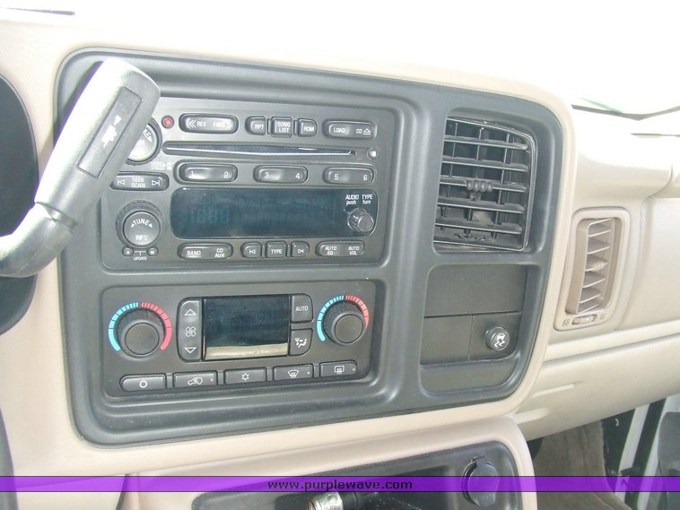 image for item 6716 2005 Chevrolet K1500 Suburban