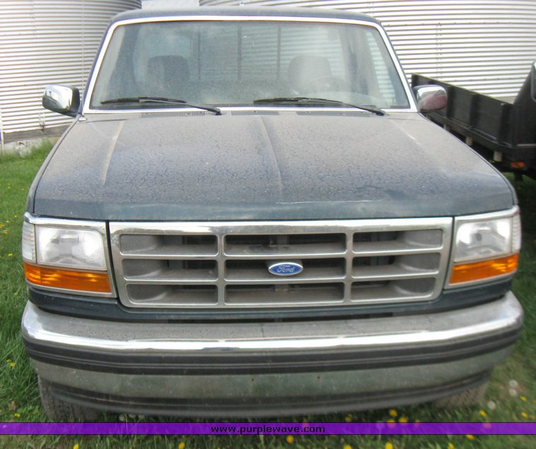 image for item 7116 1993 Ford F150 XLT pickup