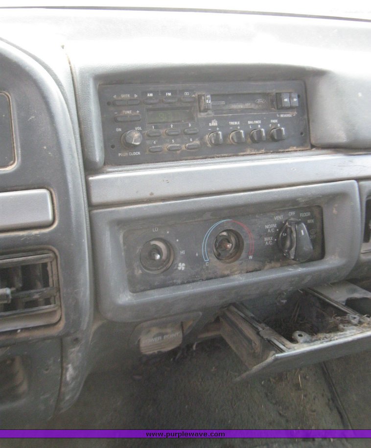 image for item 7116 1993 Ford F150 XLT pickup