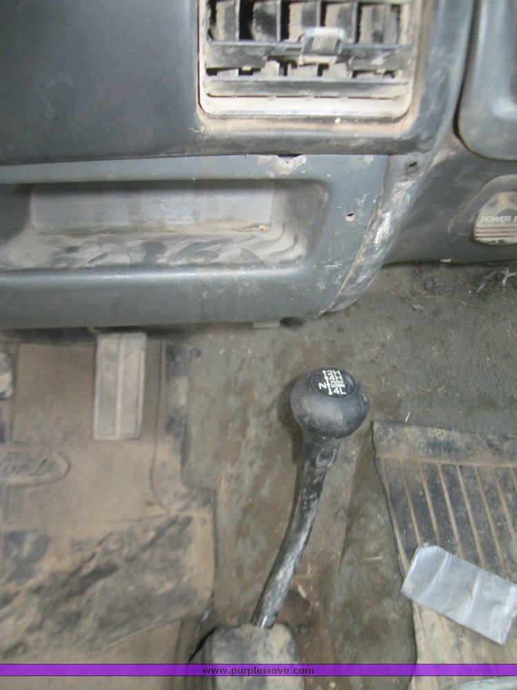 image for item 7116 1993 Ford F150 XLT pickup