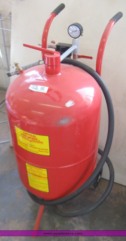 image for item 7279 Central Pneumatic pressurized abrasive blaster