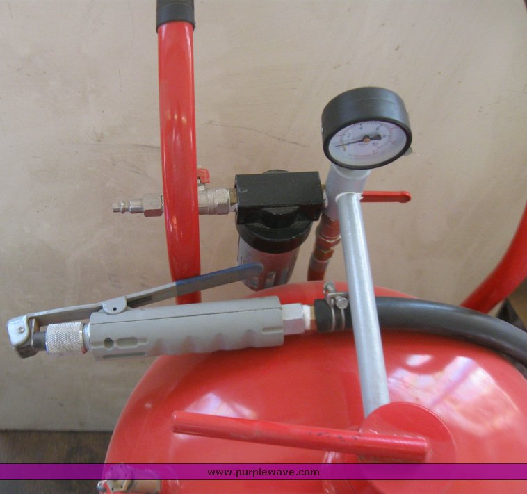 image for item 7279 Central Pneumatic pressurized abrasive blaster