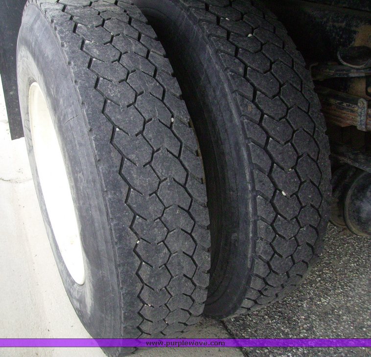 image for item 1031 2000 International 4700 4x2 truck with dump bed