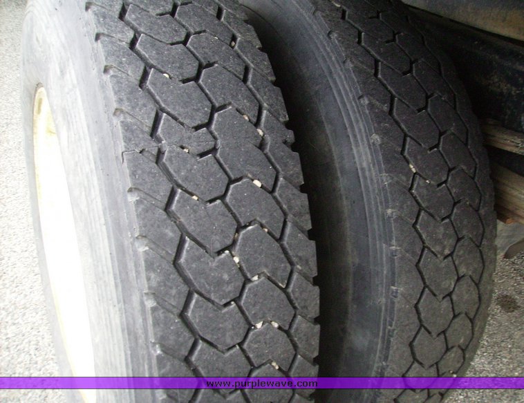 image for item 1031 2000 International 4700 4x2 truck with dump bed