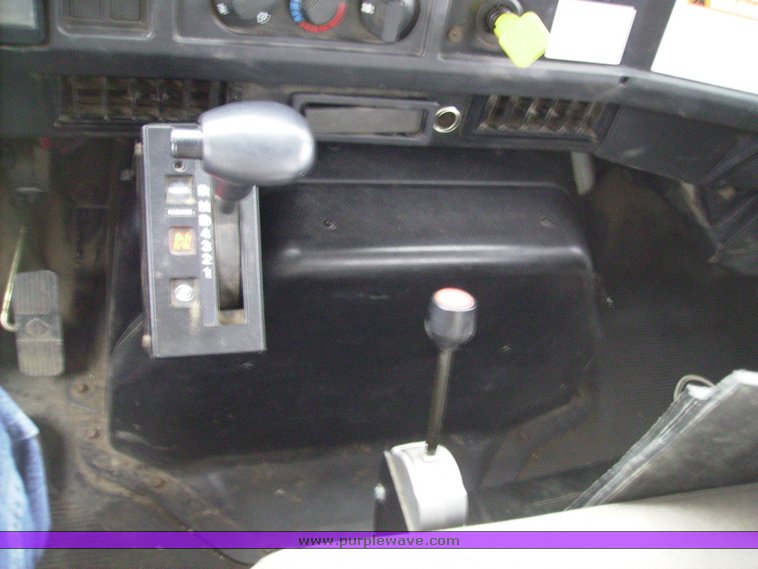 image for item 1031 2000 International 4700 4x2 truck with dump bed