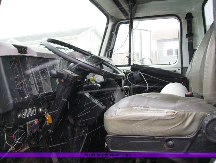 image for item 1031 2000 International 4700 4x2 truck with dump bed